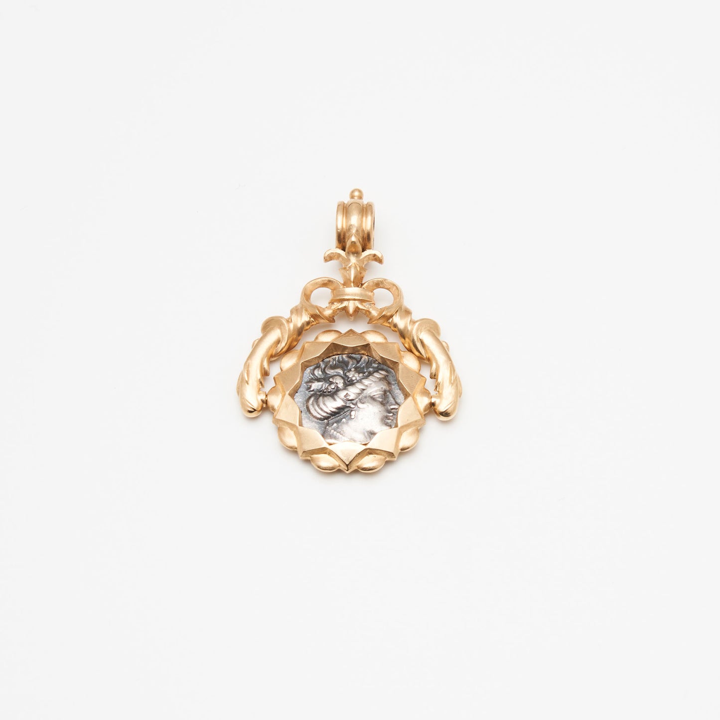 18K Gold Vintage Carving Pendant