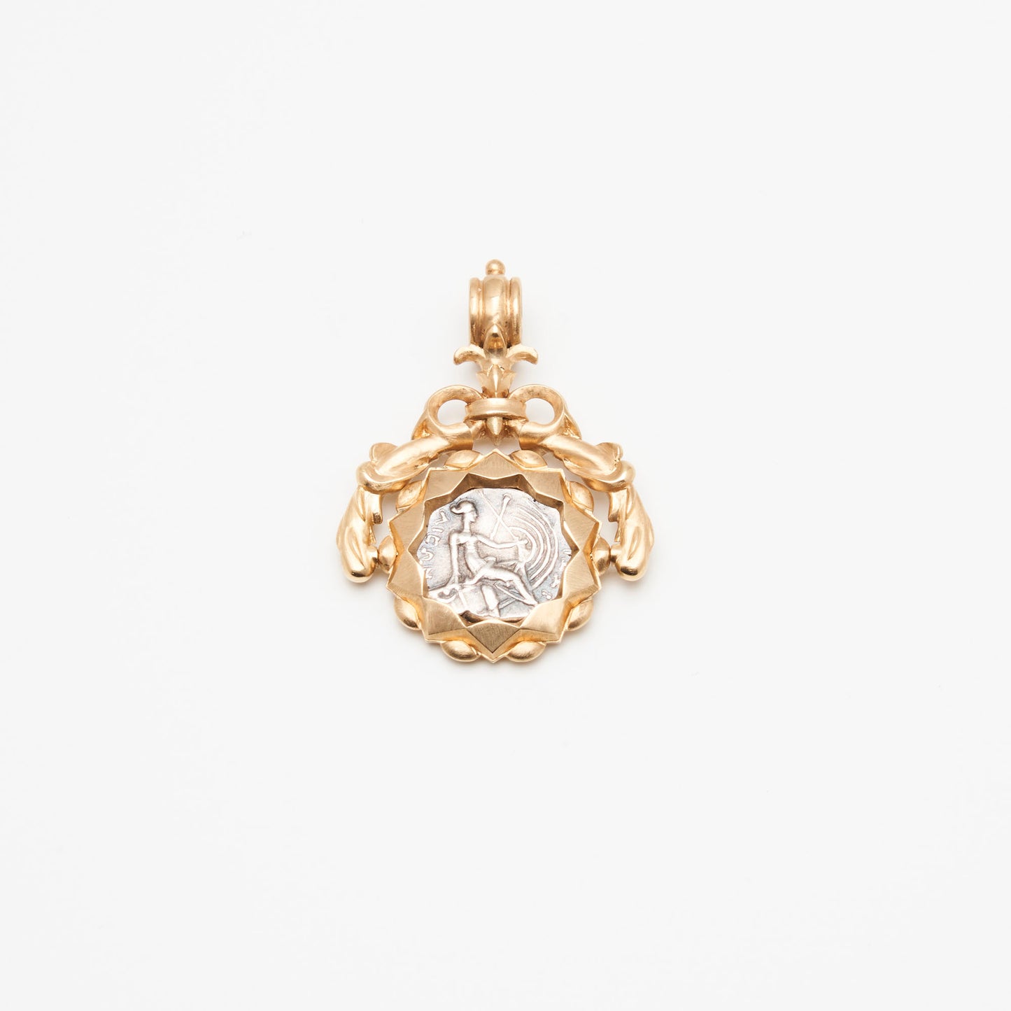 18K Gold Vintage Carving Pendant